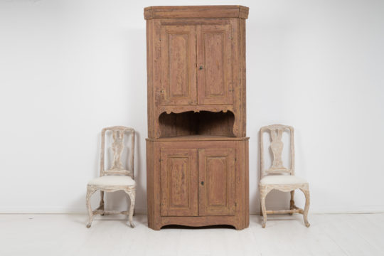 Country neoclassic corner cabinet with the characteristic neoclassical shape. Made in pine in Northern Sweden around 1800 to 1820