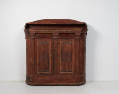 Curved country house sideboard from northern Sweden. The sideboard is from the 1820 to 1830s and is made in painted pine. It has two doors and rounded corners