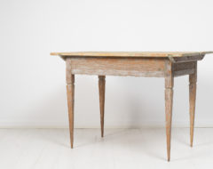 Late 1700s gustavian table from northern Sweden. The table from 1780 to 1790 and is freestanding with the same decor on all four sides