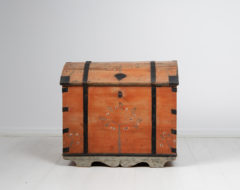 Folk art chest in pine from northern Sweden. The chest is made during the early 19th century, around 1820, completely by hand