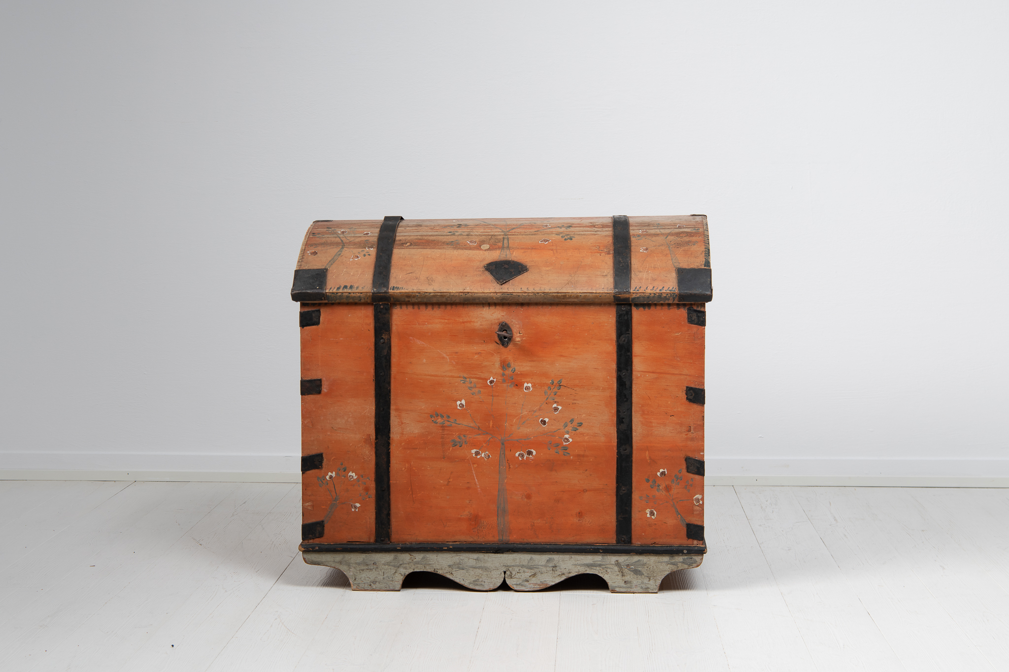 Folk art chest in pine from northern Sweden. The chest is made during the early 19th century, around 1820, completely by hand