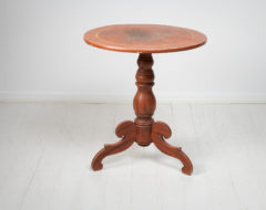Round pedestal table in pine from Sweden. The table is from 1860 to 1870 and made in painted pine with the original paint from the 19th century.