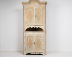 Elegant gustavian corner cabinet from northern Sweden. The cabinet is classically gustavian with clean lines and careful proportions.
