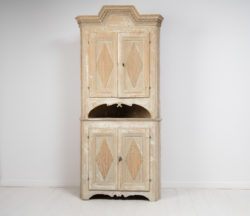 Elegant gustavian corner cabinet from northern Sweden. The cabinet is classically gustavian with clean lines and careful proportions.