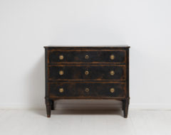 Black gustavian chest of drawers from northern Sweden. The chest is from between 1790 and 1800 and made in Swedish pine.