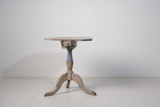 Painted gustavian column table with a drawer underneath the table top. The table is from northern Sweden and made around 1800 to 1810