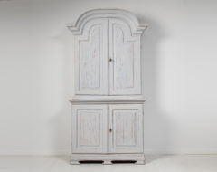 Light Swedish rococo cabinet from the late 18th century, around 1790. The cabinet is made in pine in two parts with an upper and lower cabinet respectively