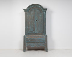 Swedish rococo country cabinet from the country Jämtland in northern Sweden. The cabinet is from around 1790 to 1810 and has blue paint