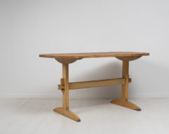 Country home dining table in folk art from Sweden. The table is well suited to hold two chairs on each of the longer sides. Made during the 1820s to 1830s