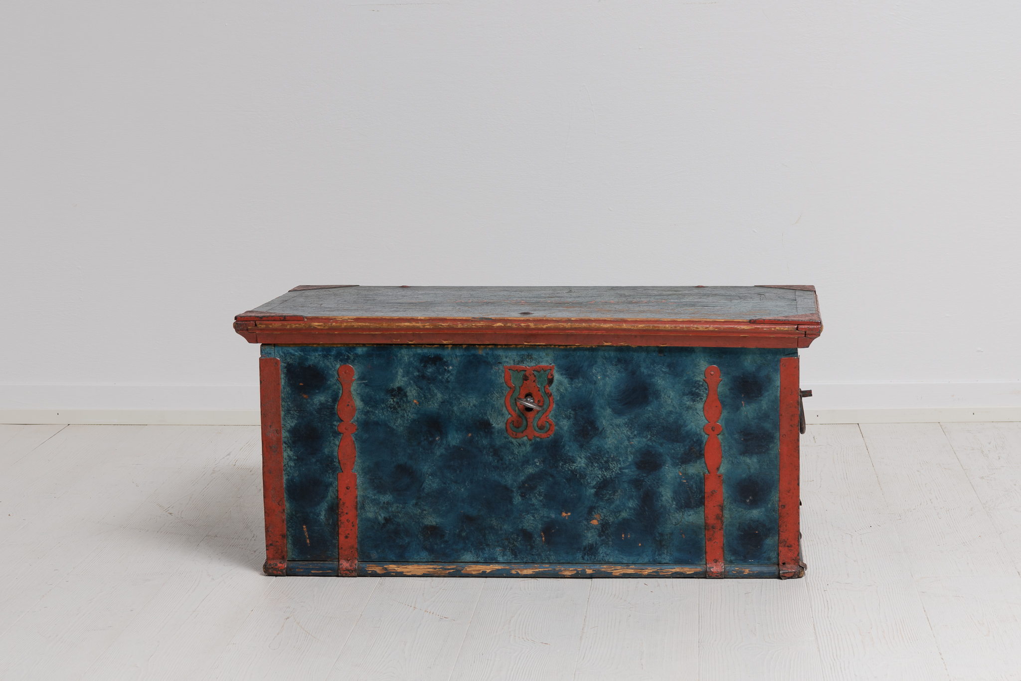 Blue folk art chest made in Swedish pine. The chest from northern Sweden and has hand wrought reinforcements in iron
