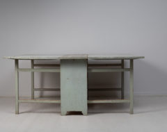 Swedish drop leaf table in gustavian style made around 1810 in northern Sweden. The table is hand-made in Swedish pine