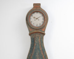 Genuine long case clock from Hälsingland in Sweden. The clock is genuine and honest with a traditionally hand-made case with a rococo shape.