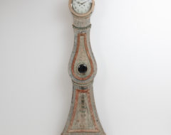 Long case clock from Västerbotten in northern Sweden. The clock has decorative panels with hand-carved leaves and decorative paint