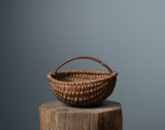 Folk art woven basket from northern Sweden made during the 19th century. The basket is woven completely by hand and has a simple handle