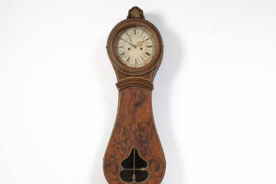 Genuine long case clock from Sweden made during the first years of the 19th century, around 1810. The clock is unusual and genuine, from the village Arbrå in Hälsingland which is located in mid Sweden. The clock is in untouched original condition and has likely been standing on the same property since it was made. There’s a picture included of the interior of the farm house in question. The clock is painted pine and was originally blue but was repainted around the mid 1800s. It was likely done after a change in generation to the current faux paint. The first blue paint shines trough in places. The clock face has unusually many details and decorations and has been left untouched since it was made. The clock comes with the original mechanism, weights and pendulum.