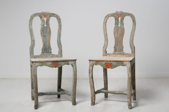 Folk art rococo chairs from Järvsö in Hälsingland, Sweden. The chairs are a charming pair made around the turn of the century, circa 1790 to 1810