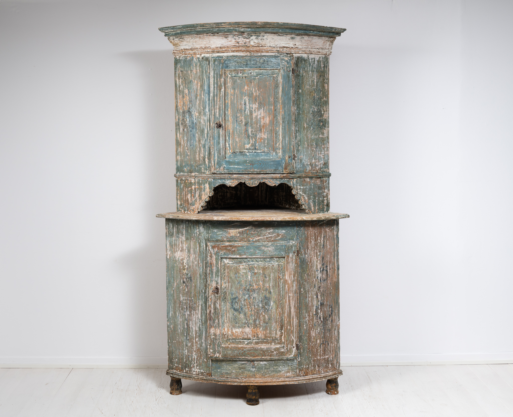 Country home corner cabinet from northern Sweden. The cabinet is a Swedish country home furniture from the first half of the 19th century
