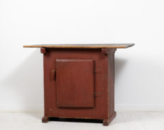 Small cabinet or side table in folk art from the late 1700s. The table is a primitive folk art furniture from Sweden and would work well as both a wall table