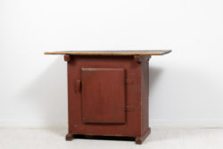 Small cabinet or side table in folk art from the late 1700s. The table is a primitive folk art furniture from Sweden and would work well as both a wall table