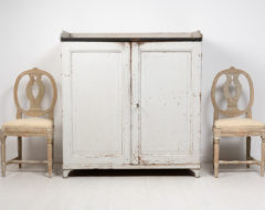 Swedish country furniture sideboard in folk art from northern Sweden. The sideboard is from the early 1800s, likely the years around 1810 to 1820