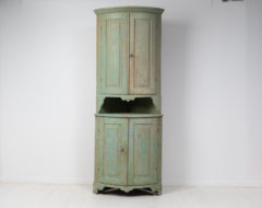 Swedish country corner cabinet from the late 1700s. The corner cabinet has a straight classic shape in gustavian style. Made in northern Sweden