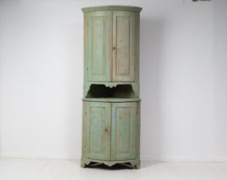 Swedish country corner cabinet from the late 1700s. The corner cabinet has a straight classic shape in gustavian style. Made in northern Sweden