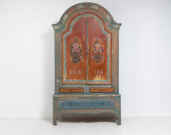 Folk art rococo cabinet from northern Sweden made in painted pine. The cabinet has the original paint and dating from 1810