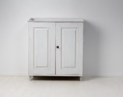 Antique Swedish country sideboard from the early 1800s, around 1820 to 1840. This is a genuine antique country furniture in gustavian style