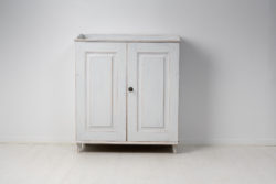 Antique Swedish country sideboard from the early 1800s, around 1820 to 1840. This is a genuine antique country furniture in gustavian style
