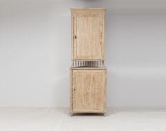 Antique gustavian corner cabinet from northern Sweden and the province Västerbotten. The cabinet is made during the last years of the 18th century