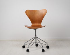 Arne Jacobsen desk chair in teak for Fritz Hansen, Denmark. Made in 1978 and labeled with model number 3117. The chair is in good vintage condition