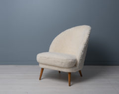 Scandinavian modern sheepskin chair from the mid 20th century attributed to Arne Norell, Sweden. The chair has an asymmetrical back