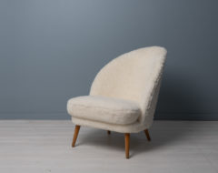 Scandinavian modern sheepskin chair from the mid 20th century attributed to Arne Norell, Sweden. The chair has an asymmetrical back