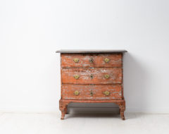 Small Swedish baroque bureau from around 1770. The bureau has three drawers and is made in painted pine which has been dry scraped by hand