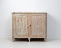 Antique Swedish gustavian sideboard from Northern Sweden made around the year 1800. The sideboard is a genuine gustavian antique with the classic straight shape