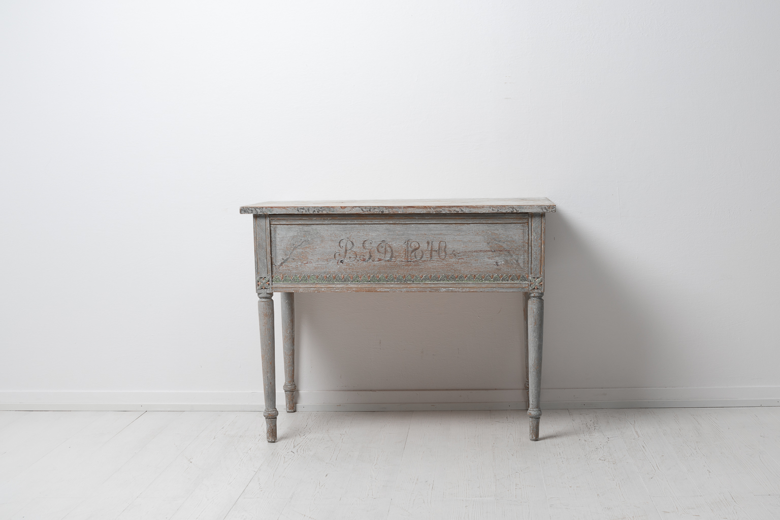 Rare genuine antique table from Northern Sweden. The table is an authentic country house furniture from Sweden and functions as a wall or side table