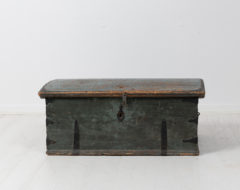 Antique northern Swedish chest in original condition. The chest is an attractive mid size where it's large enough to be practical as well as stylish