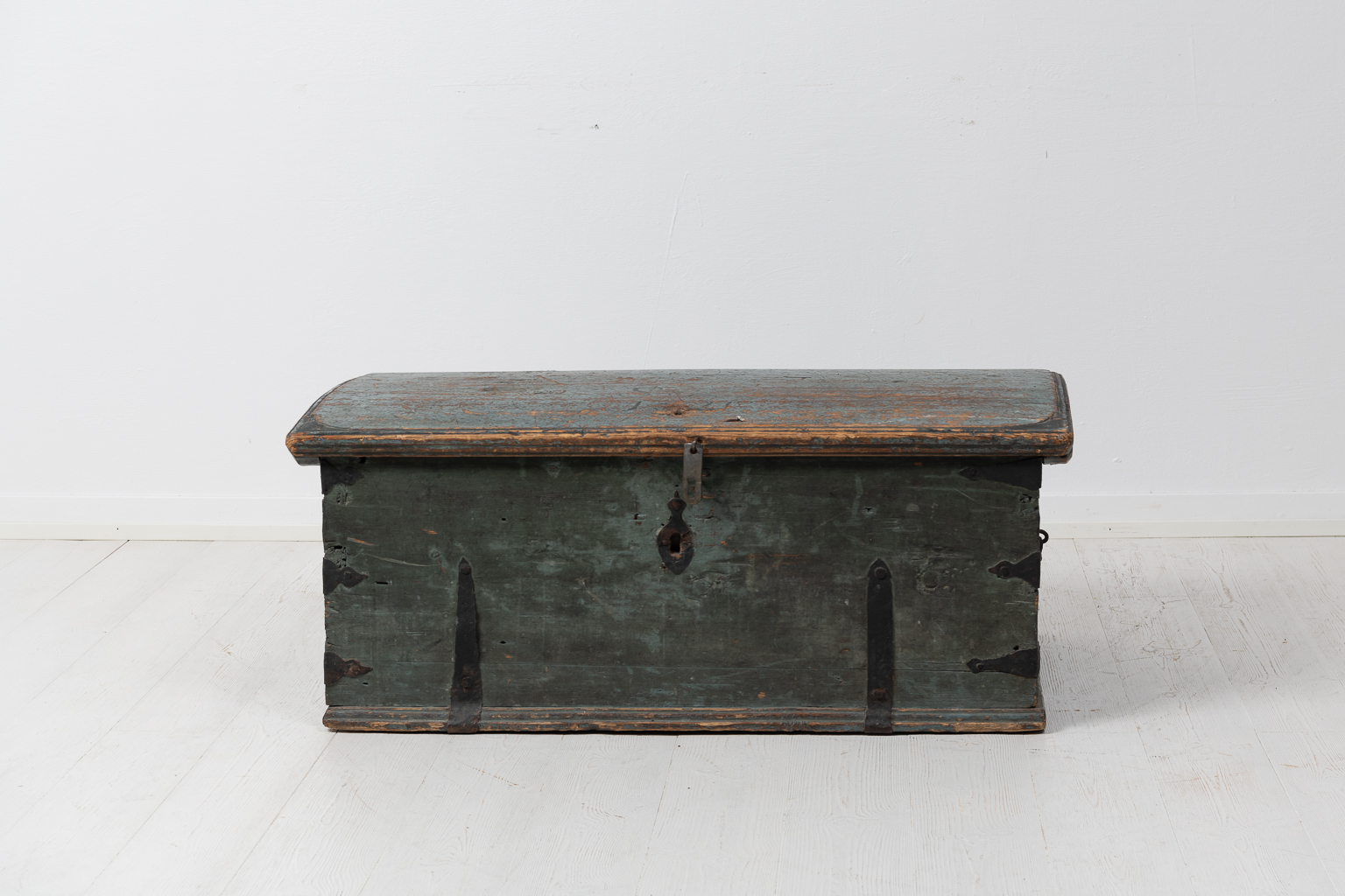 Antique northern Swedish chest in original condition. The chest is an attractive mid size where it's large enough to be practical as well as stylish