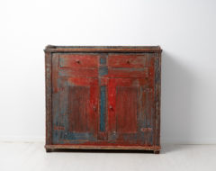 Antique Swedish gustavian sideboard from Northern Sweden. The sideboard is a genuine antique country house furniture that was made around 1820.