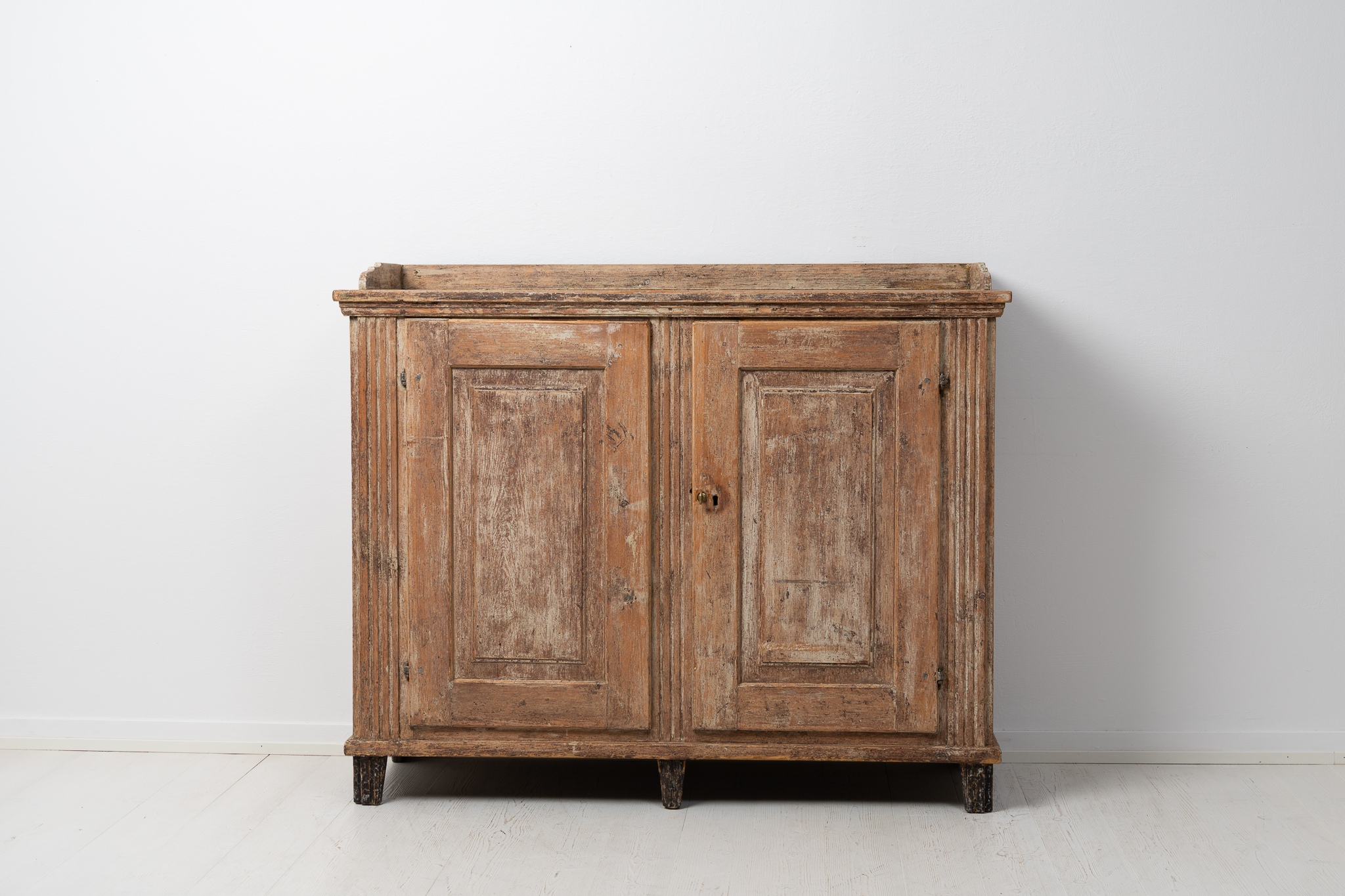Genuine Swedish antique sideboard in gustavian style made during the last years of the 18th century, 1790 to 1800. From Northern Sweden