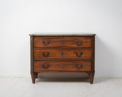 Antique stylish gustavian commode from Stockholm made around 1790. The commode is from the Swedish gustavian period or neoclassical