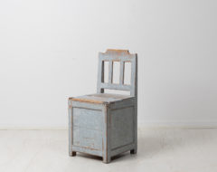 Antique folk art chair from Sweden made around 1860 in painted pine. The chair has the original paint with a time-worn distressed patina
