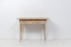 Antique country console table in folk art from Sweden. The table is a genuine Swedish country house furniture from around 1790 to 1800