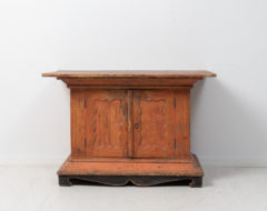 Antique rare Swedish sideboard in folk art from northern Sweden. The sideboard is from around 1810 to 1820 and is in an unusual model