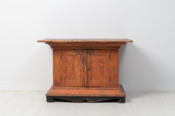 Antique rare Swedish sideboard in folk art from northern Sweden. The sideboard is from around 1810 to 1820 and is in an unusual model