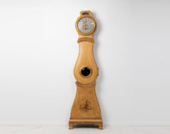 Antique gustavian long-case clock in painted pine from Sweden. The clock has a hand carved decor in wood with older paint from the late 1800s