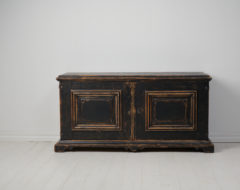 Low Swedish antique sideboard in Baroque style made in northern Sweden around 1780. The sideboard is made in painted pine