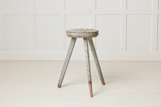 Antique Swedish rustic stool in folk art made with three legs. The stool has a round seat and is in its untouched original condition.