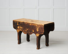 Charming antique Swedish stool in folk art from northern Sweden made around 1880. The stool is made in painted pine with the original faux paint