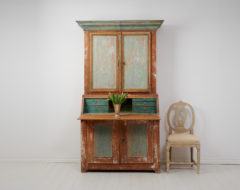 Antique Swedish writing cabinet in gustavian style made around 1820 in northern Sweden. The cabinet is made in two parts from painted pine